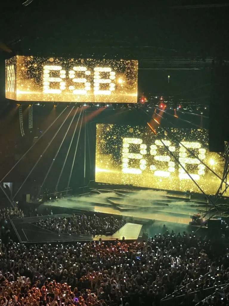 Konzertbühne mit leuchtendem BSB-Schriftzug auf den Videowänden